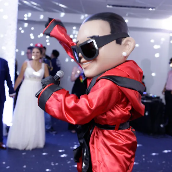 Personaje animando la pista de baile